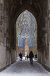 844965 Gezicht door de onderdoorgang van de Domtoren te Utrecht, vanuit de Servetstraat, met op de achtergrond het ...